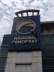 jasa pembersih kaca gedung